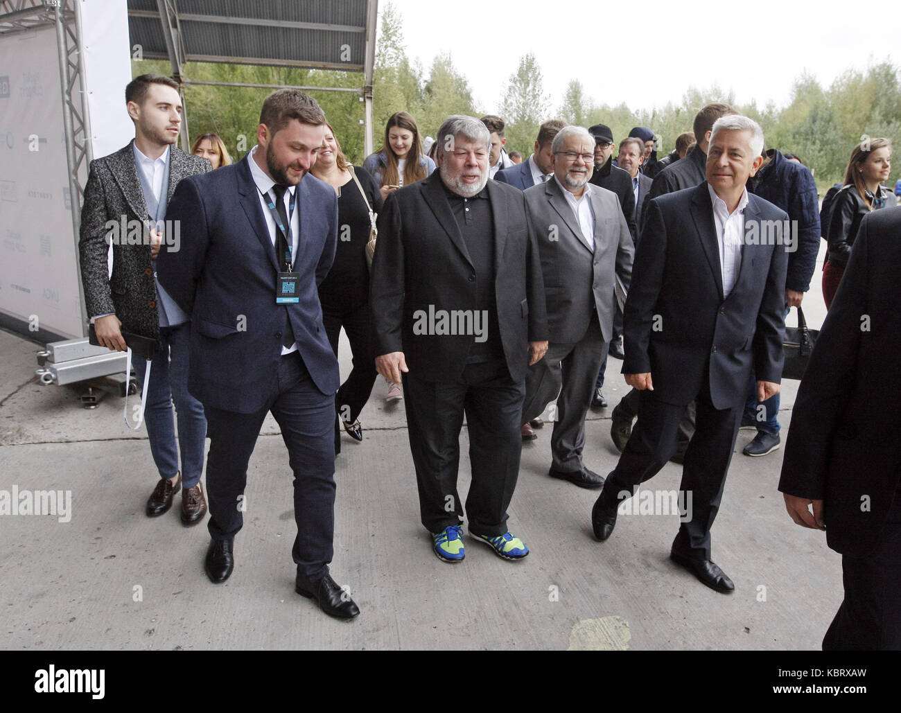 Kiev, Ucraina. Trentesimo Sep, 2017. Steve Wozniak (c), co-fondatore di Apple, arriva ad un giunto conferenza stampa con yegor aushev del CEO di 'cyber guardia' progetto e co-fondatore di 'hacken' Ucraina valuta crypto dmytro budorin, circa sicurezza informatica, crypto moneta e white hacker, come parte del terzo forum internazionale sulla sicurezza informatica "hack', nell'aeroporto gostomel "Kiev', nei pressi di Kiev, Ucraina, il 30 settembre 2017. Credito: serg glovny/zuma filo/alamy live news Foto Stock