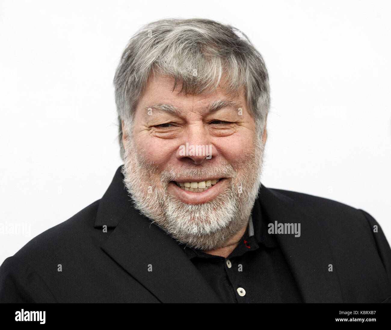 Kiev, Ucraina. Trentesimo Sep, 2017. Steve Wozniak, co-fondatore di Apple, pone per fotografi come egli arriva ad un giunto conferenza stampa con yegor aushev del CEO di 'cyber guardia' progetto e co-fondatore di 'hacken' Ucraina valuta crypto dmytro budorin (non illustrato) attorno alla sicurezza informatica, crypto moneta e white hacker, come parte del terzo forum internazionale sulla sicurezza informatica "hack', nell'aeroporto gostomel "Kiev', nei pressi di Kiev, Ucraina, il 30 settembre 2017. Credito: serg glovny/zuma filo/alamy live news Foto Stock