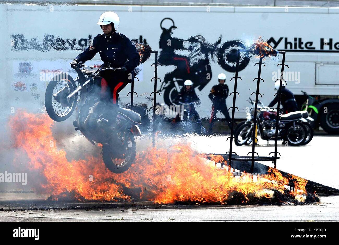 Caschi moto team display fire jump, blandford camp, Dorset, Regno Unito, 30 settembre, 2017. i segnali royal white caschi moto team di visualizzazione immesse sul loro ultimo sempre visualizzare credito: finnbarr webster/alamy live news Foto Stock