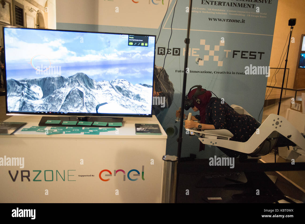 Firenze, Italia. 30 settembre, 2017. Un ragazzo cerca icaro una realtà virtuale del simulatore di volo di Wired Next Fest 2017 in Palazzo Vecchio a Firenze, Italia. Credito: mario carovani/alamy live news. Foto Stock