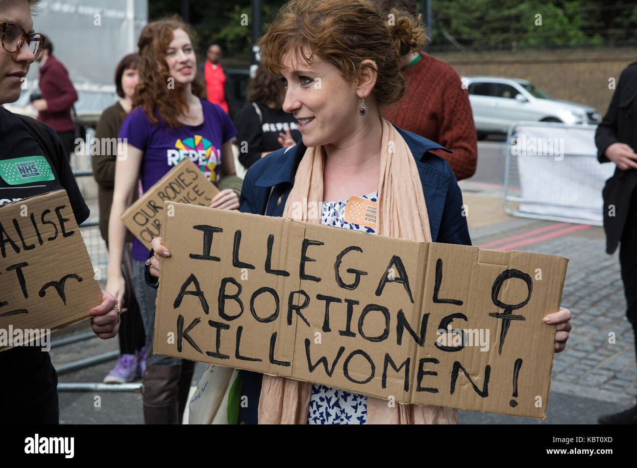 Londra, Regno Unito. 30 settembre, 2017. gli attivisti dalla london-irish aborto diritti rally di campagna al di fuori dell'ambasciata irlandese in solidarietà con i 205,704 irlandese e dell'Irlanda del Nord le donne che si sono recati in Gran Bretagna per un aborto poiché l'ottavo emendamento nel 1983 e la richiesta di modifica legislativa in Irlanda per garantire scelta. l'evento è stato anche tenuto in solidarietà con l'aborto diritti della campagna annuale il 6 marzo per la scelta di Dublino. Foto Stock