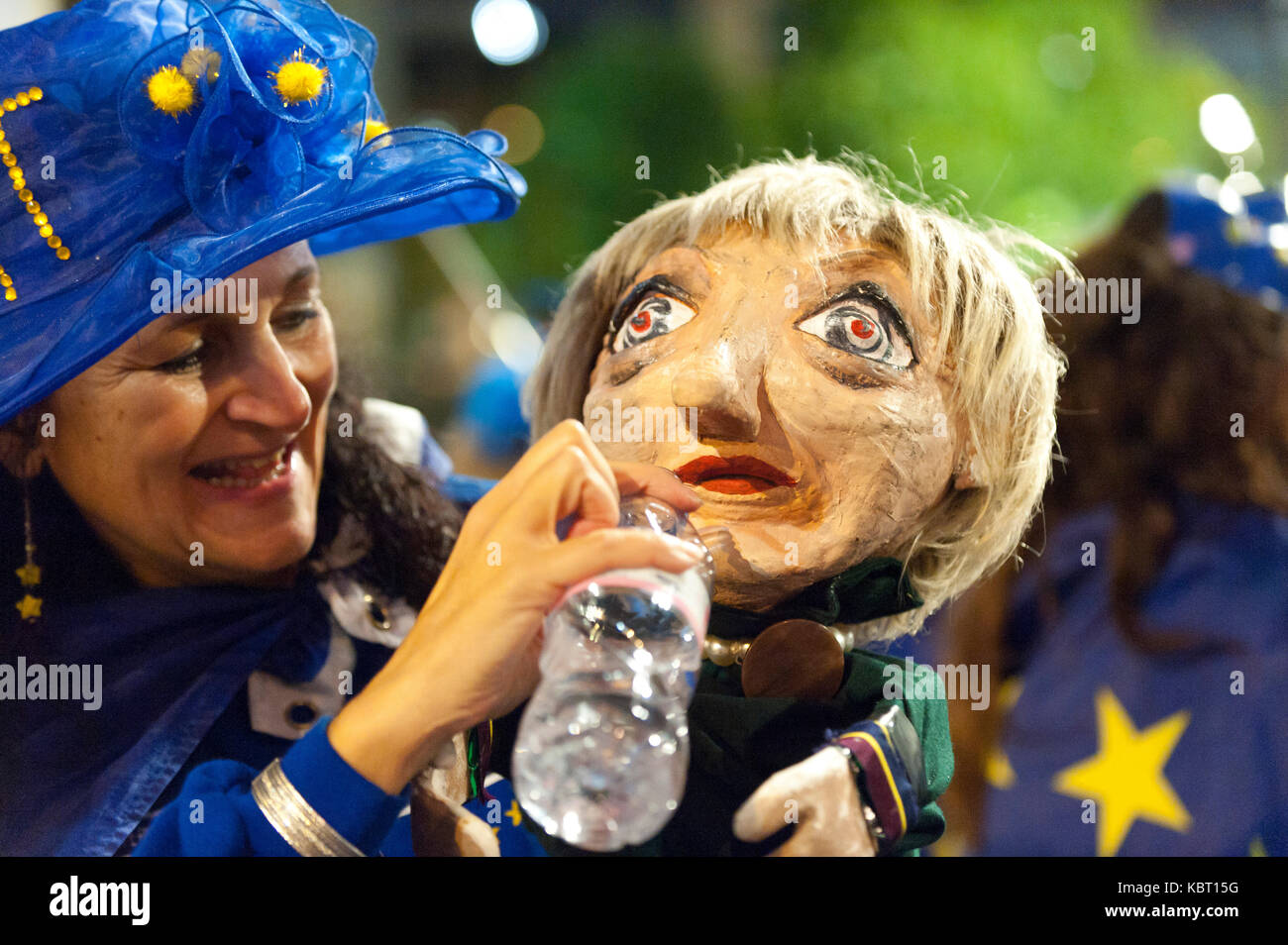 Manchester, Regno Unito. 30 Settembre, 2017. L'effige di Theresa Maggio è dato un drink da un manifestante Anti-Brexit. Anti-Brexit, manifestanti raccogliere fuori il centro conferenze Manchester REGNO UNITO. e far sentire la loro voce eseguendo cabaret satirico alla vigilia del Partito Tory Conferenza. Credito: Graham M. Lawrence/Alamy Live News. Foto Stock