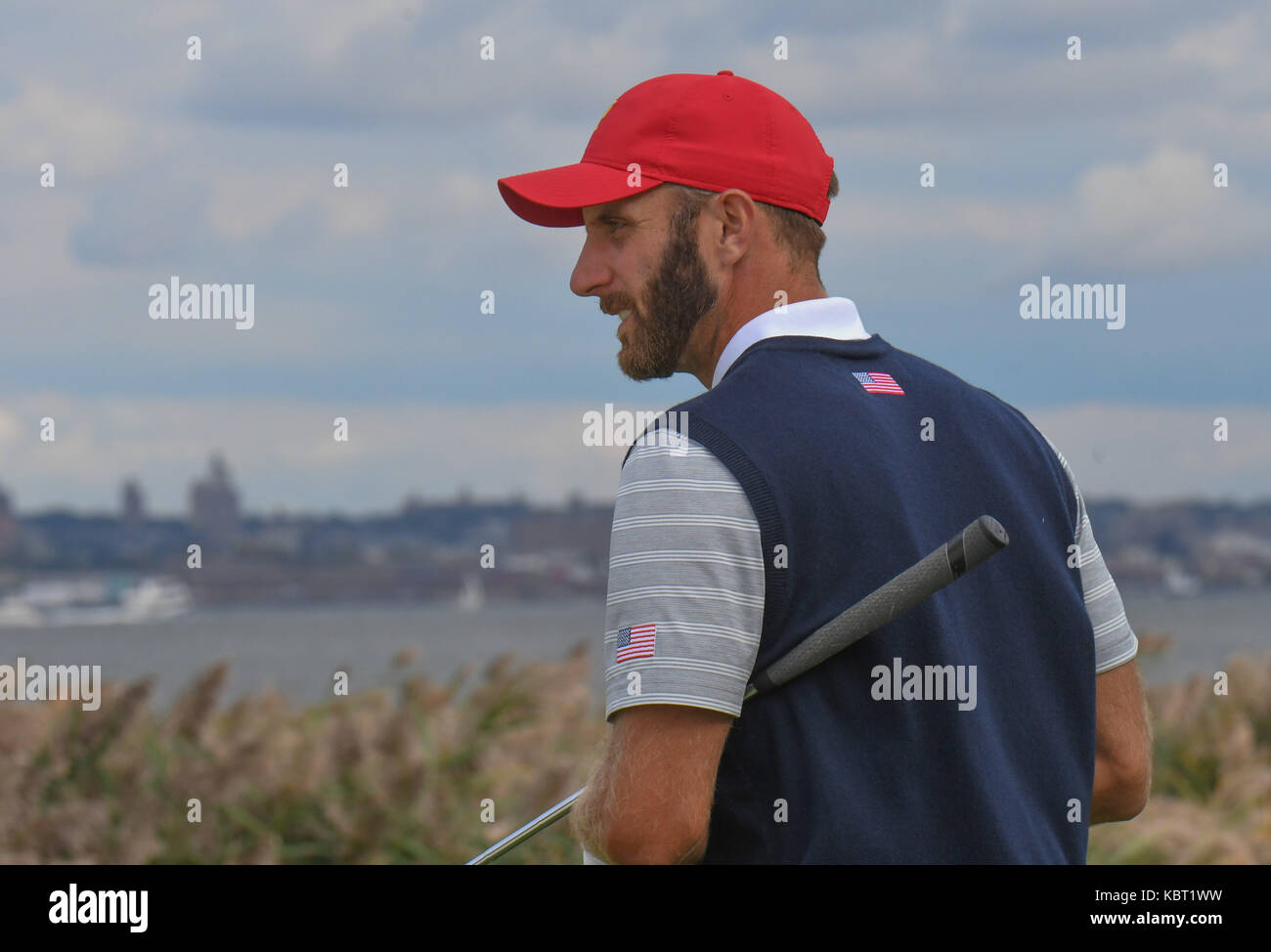 Sabato 30 Settembre 2017: Dustin Johnson degli Stati Uniti passeggiate sul decimo verde durante il quarto round del presidenti Cup al Liberty National Golf in Jersey City, New Jersey. Gregorio Vasil/CSM Foto Stock