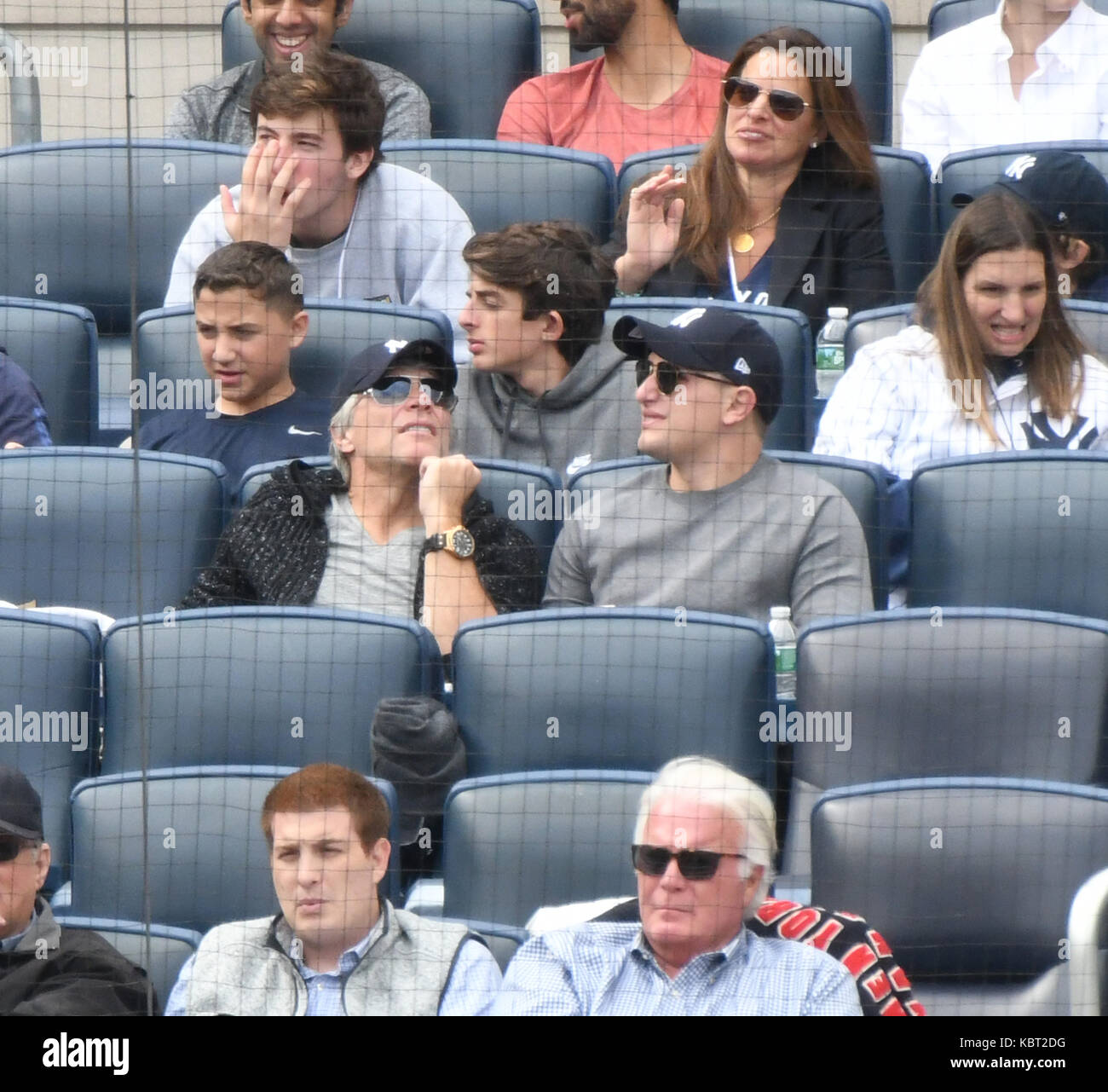 New York, NY, Stati Uniti. 30th settembre 2017. Jon Bon Jovi partecipa al gioco New York Yankees vs Toronto BlueJays allo Yankee Stadium il 27 settembre 2017 nel Bronx New York . Credito: John Palmer/Media Punch/Alamy Live News Foto Stock