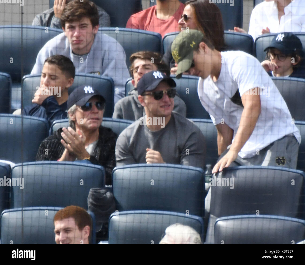 New York, NY, Stati Uniti. 30th settembre 2017. Jon Bon Jovi partecipa al gioco New York Yankees vs Toronto BlueJays allo Yankee Stadium il 27 settembre 2017 nel Bronx New York . Credito: John Palmer/Media Punch/Alamy Live News Foto Stock