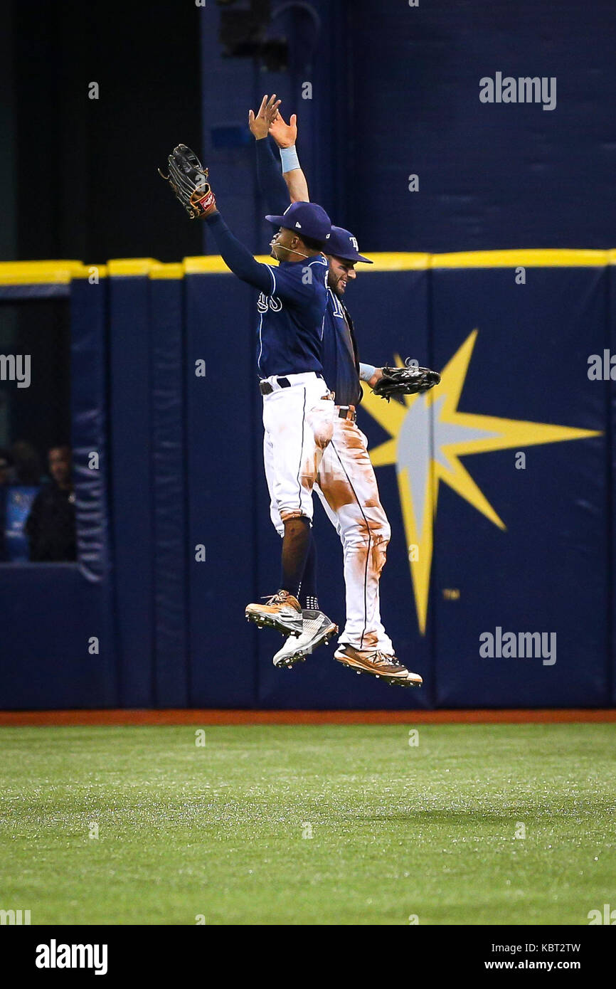 San Pietroburgo, Florida, Stati Uniti d'America. Il 30 settembre, 2017. Sarà VRAGOVIC | Orari.Tampa Bay Rays center fielder Mallex Smith (0) ed il Tampa Bay Rays center fielder Kevin Kiermaier (39) alta cinque dopo il gioco tra il Baltimore Orioles e il Tampa Bay Rays a Tropicana in Campo San Pietroburgo, Fla. Sabato, Sett. 30, 2017. Il Tampa Bay Rays Beat the Baltimore Orioles 4-3. Credito: Sarà Vragovic/Tampa Bay volte/ZUMA filo/Alamy Live News Foto Stock