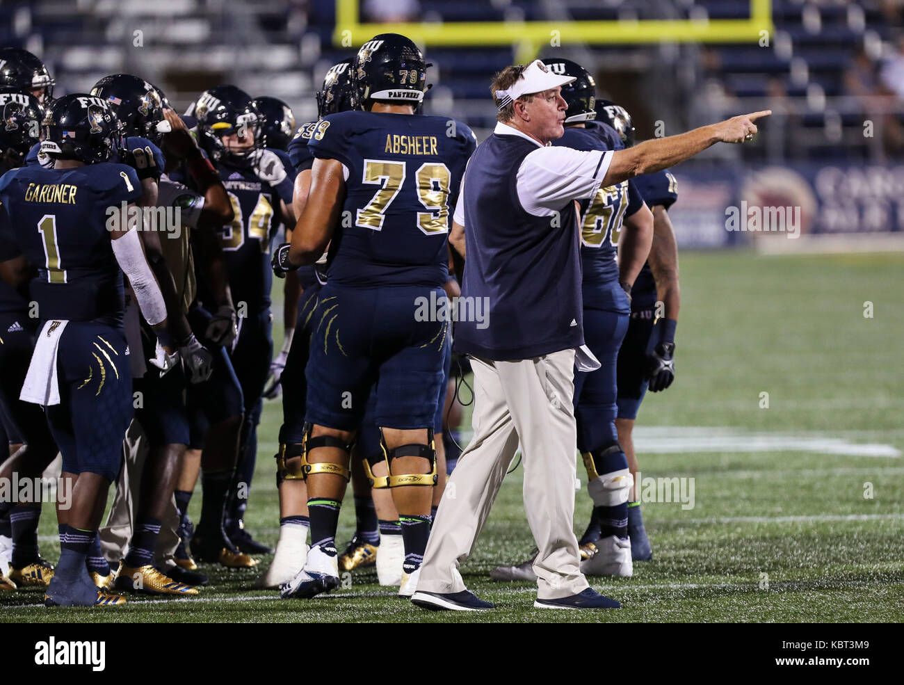 Miami, Florida, Stati Uniti d'America. Il 30 settembre, 2017. FIU pantere head coach Butch Davis passeggiate sul campo in questione un dipendenti decisione durante il NCAA Football gioco tra il Charlotte 49ers e la FIU pantere a Riccardo Silva Stadium di Miami, Florida. La UIF Panthers ha vinto 30-29. Mario Houben/CSM/Alamy Live News Foto Stock