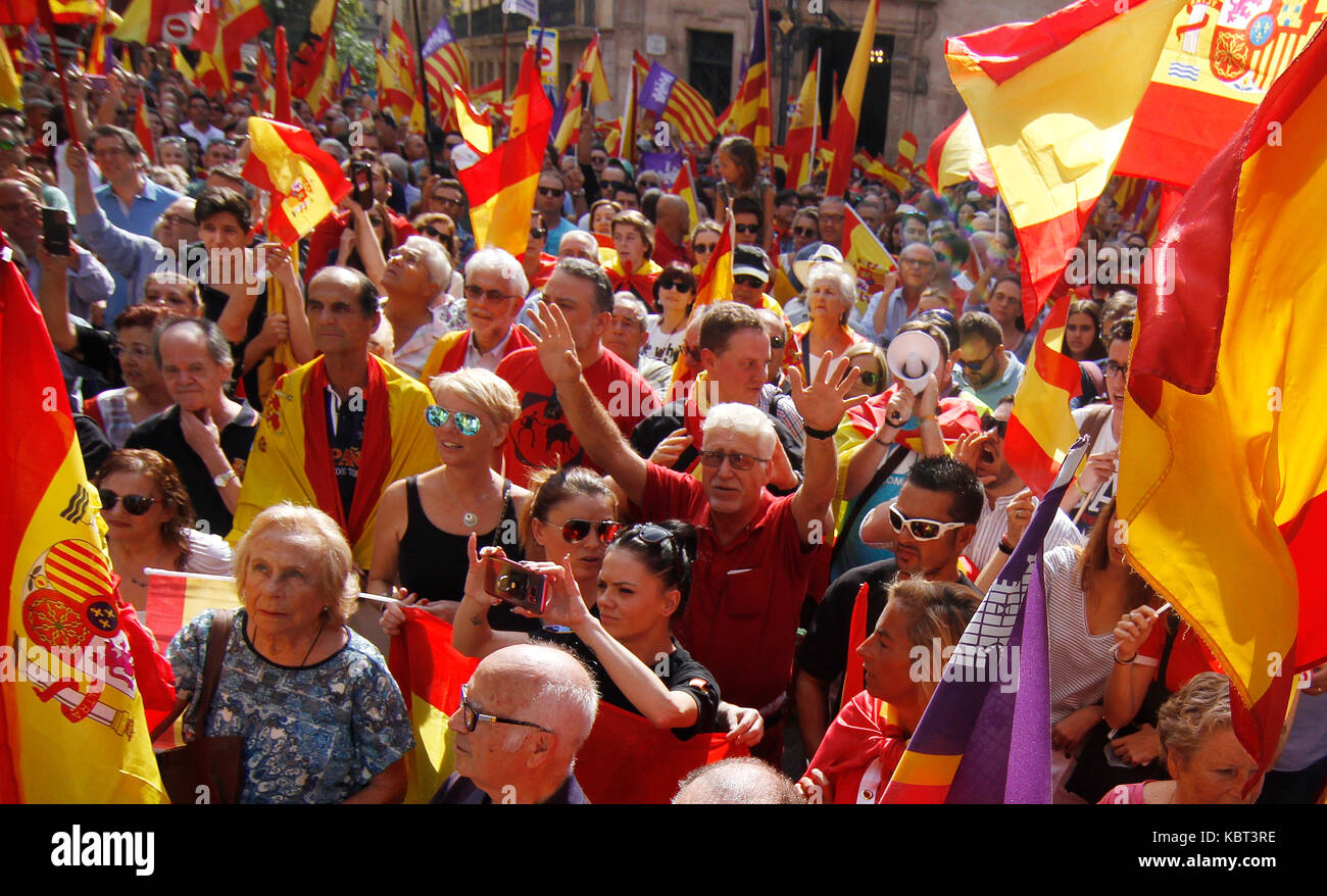 Palma di Maiorca, isole Baleari, Spagna. Il 30 settembre, 2017. In Spagna ci sono tutti. Manifestazione in Malllorca per mostrare insoddisfazione circa il referendum catalano. I dimostranti gridano a favore dell unità della Spagna.La manifestazione si svolge il giorno prima il catalano il referendum sull indipendenza. Il governo spagnolo è totalmente contrario e ritiene che sia illegale. Clara Mrg/Alamy Live News Foto Stock