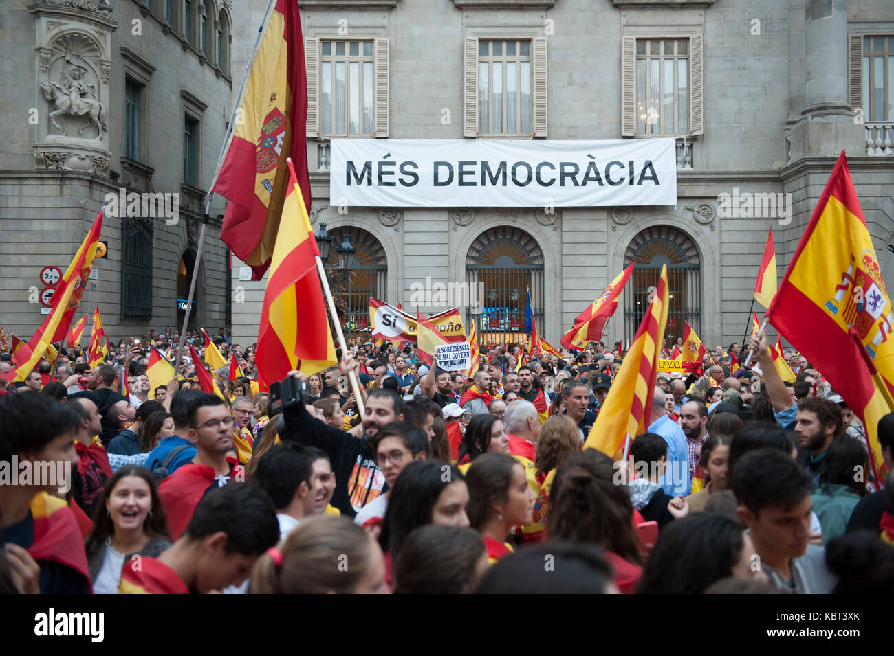 Migliaia di manifestanti hanno percorso le strade di Barcellona per esprimere la loro rabbia oltre il referendum di indipendenza della Catalogna che si svolgerà il 1 ottobre. Foto Stock
