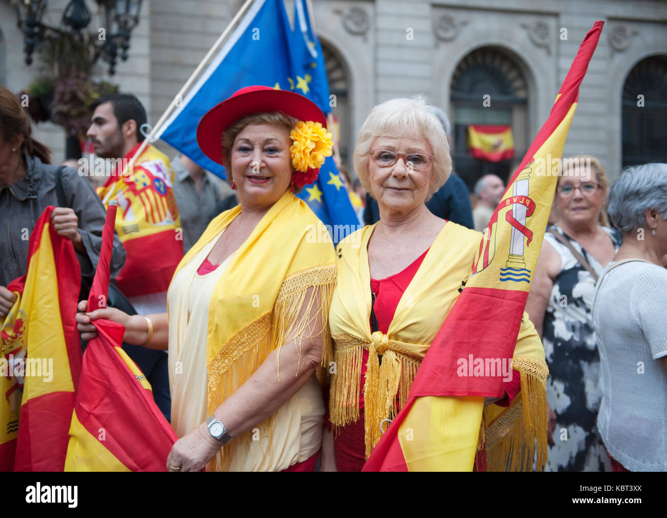 Due Referendum anti sostenitori in posa per la stampa. Anti referendum manifestanti hanno percorso le strade di Barcellona per esprimere la loro rabbia oltre il referendum di indipendenza della Catalogna che si svolgerà il 1 ottobre. Foto Stock