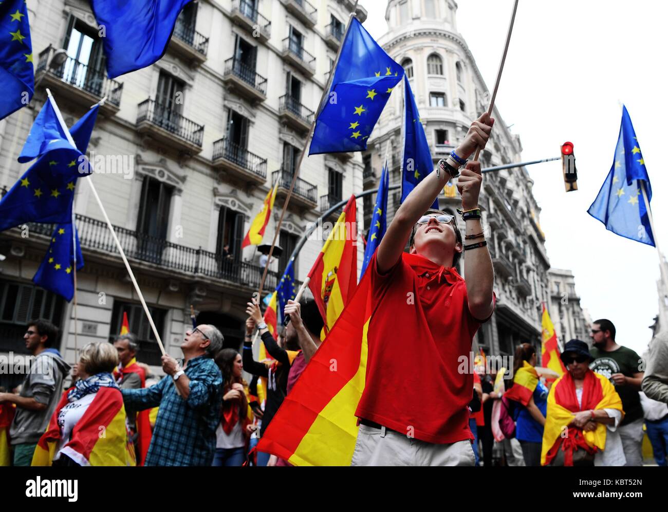 Barcellona, Spagna. Trentesimo Sep, 2017. la gente per strada per difendere la Spagna l'unità del paese, la sua costituzione e di protesta contro il referendum sull'indipendenza insieme che si terrà domenica che è stata dichiarata illegale dalla Spagna la Corte costituzionale, a Barcellona, Spagna, sett. 30, 2017. Credito: guo qiuda/xinhua/alamy live news Foto Stock