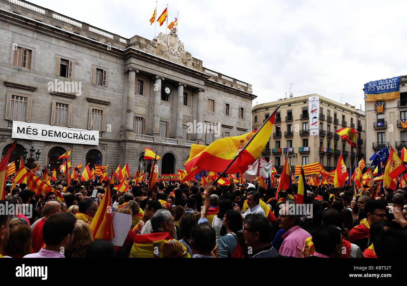 Barcellona, Spagna. Trentesimo Sep, 2017. la gente per strada per difendere la Spagna l'unità del paese, la sua costituzione e di protesta contro il referendum sull'indipendenza insieme che si terrà domenica che è stata dichiarata illegale dalla Spagna la Corte costituzionale, a Barcellona, Spagna, sett. 30, 2017. Credito: guo qiuda/xinhua/alamy live news Foto Stock