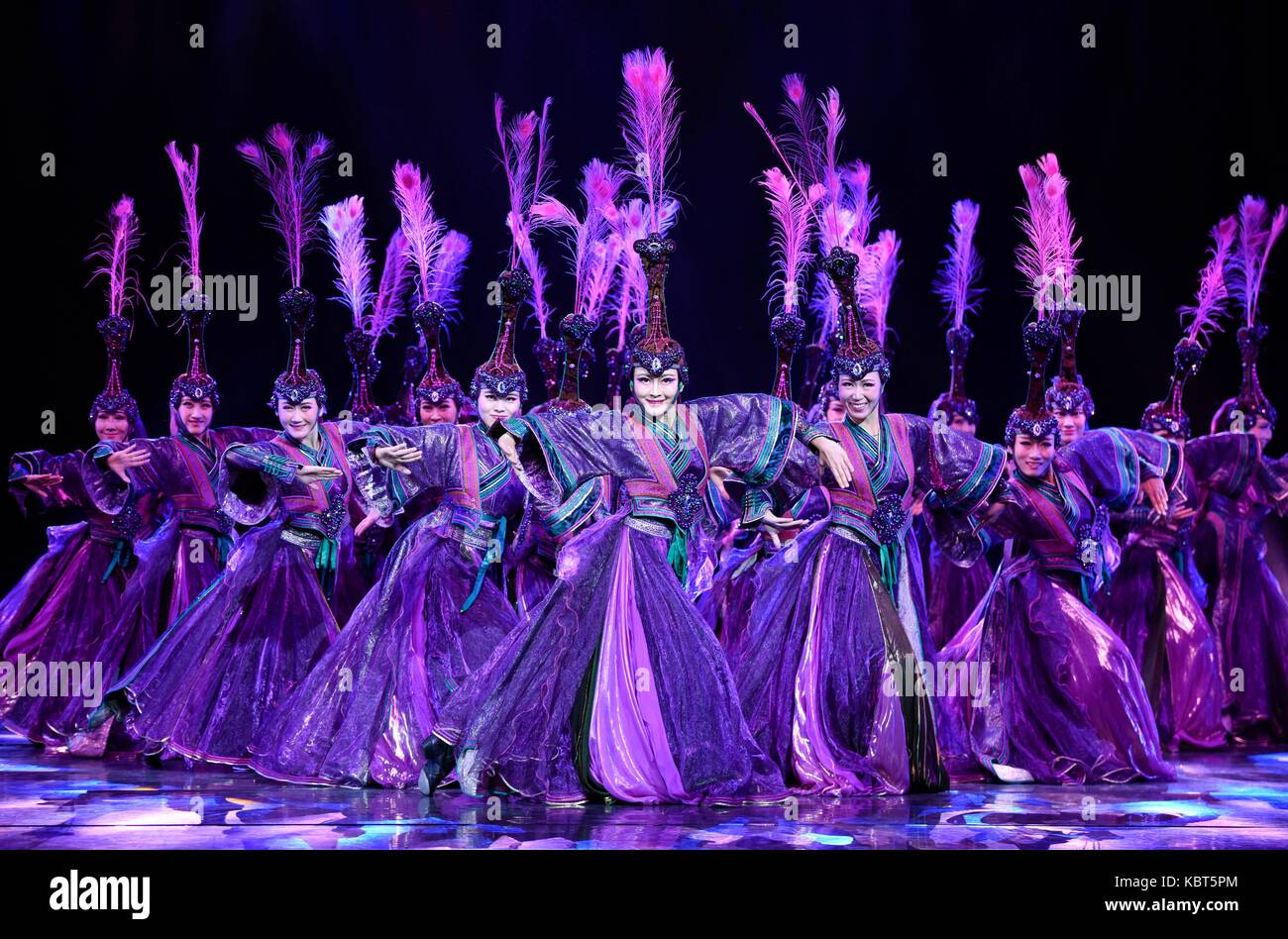 Pechino, la Cina della Mongolia Interna Regione Autonoma. 26 Sep, 2017. danzatori provenienti da la canzone e ballo ensemble della Mongolia interna bureau d'arte nazionale troupes eseguire durante la seconda internazionale danza mongola esposizione in hohhot, capitale del nord della Cina di Mongolia Interna Regione autonoma, sept. 26, 2017. Credito: wang zheng/xinhua/alamy live news Foto Stock
