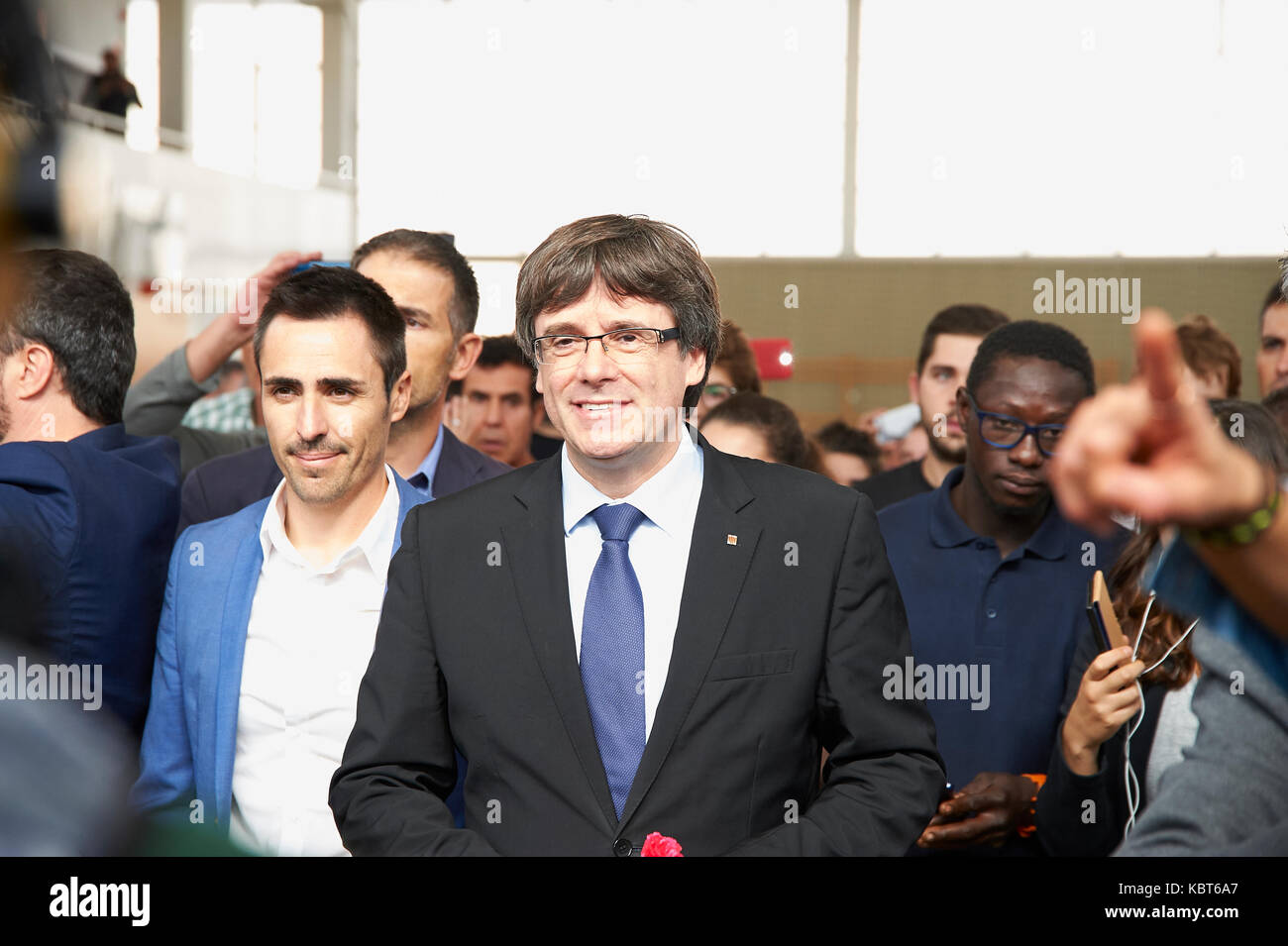 Girona, Spagna. 1 ottobre, 2017. Presidente catalano carles puigdemont colloqui con la stampa dopo la polizia spagnola confiscare gli scrutini durante la Catalogna referendum di indipendenza. il referendum è stata ritenuta illegale dal governo spagnolo a Madrid credito: pablo guillen/alamy live news Foto Stock