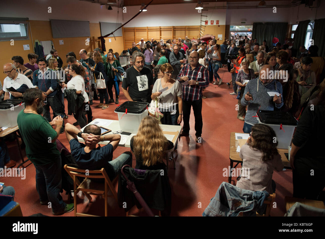 Barcellona, in Catalogna. Il 1 ottobre 2017. Centinaia di persone rimangono in attesa del loro turno per poter votare nel collegio elettorale llachuna de Poblenou viene effettuata con totale normalità per tutta la mattina, solo piccoli incidenti con internet. Credito: Charlie Perez/Alamy Live News Foto Stock