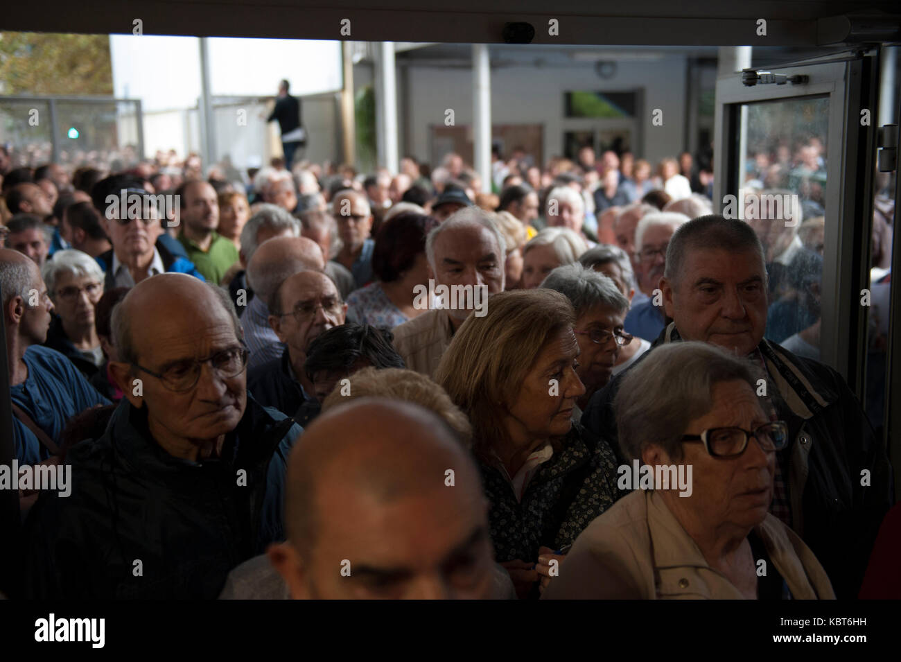 Barcellona, in Catalogna. Il 1 ottobre 2017. Centinaia di persone rimangono in attesa del loro turno per poter votare nel collegio elettorale llachuna de Poblenou viene effettuata con totale normalità per tutta la mattina, solo piccoli incidenti con internet. Credito: Charlie Perez/Alamy Live News Foto Stock