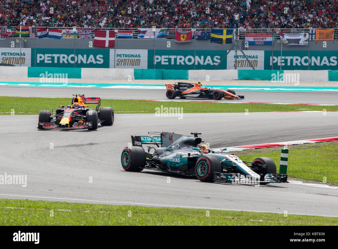 Lewis Hamilton dalla Mercedes prende conducono in F1 Grand Prix a Sepang il circuito di F1. Hamilton ha concluso la gara in seconda posizione. In Ottobre 01, 2017 a Kuala Lumpur, Malesia. Foto Stock