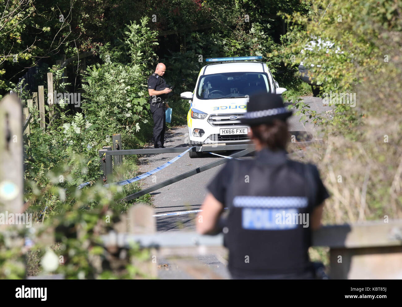 Domenica 1 ottobre 2017 winchester,hampshire la polizia indaga su un incidente sulla m3 su sabato 23 settembre hanno arrestato e accusato di un 17-anno-vecchio ragazzo da winchester. Egli è stato caricato su 30 Settembre con: due conteggi di incendio doloso con l intento di mettere in pericolo la vita in connessione con gli incidenti sulla m3 il 16 e 23 settembre due conteggi di causando pericolo per gli utenti della strada in connessione con gli incidenti sulla m3 il 16 e 23 settembre l'autostrada m3 è stato chiuso per oltre 11 ore mentre i funzionari specializzati effettuato indagini che ha causato notevoli ritardi e lasciato molti intrappolati in autostrada il Foto Stock