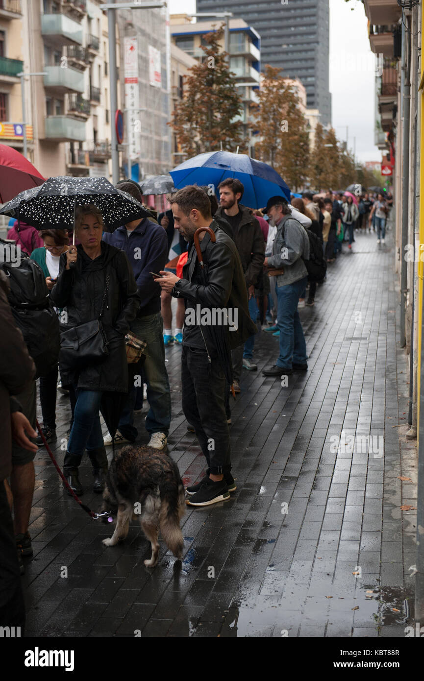 Barcellona, in Catalogna. Il 1 ottobre 2017. Le lunghe code di elettori con persone di tutte le età pazientemente aspettare il loro turno con attese di diverse ore. Credito: Charlie Perez/Alamy Live News Foto Stock