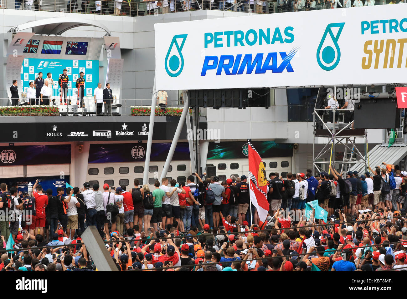 Sepang, Malesia. 1 ott 2017. malaysian grand prix spettatori guarda sul podio processione credito: parentesi raval/alamy live news Foto Stock