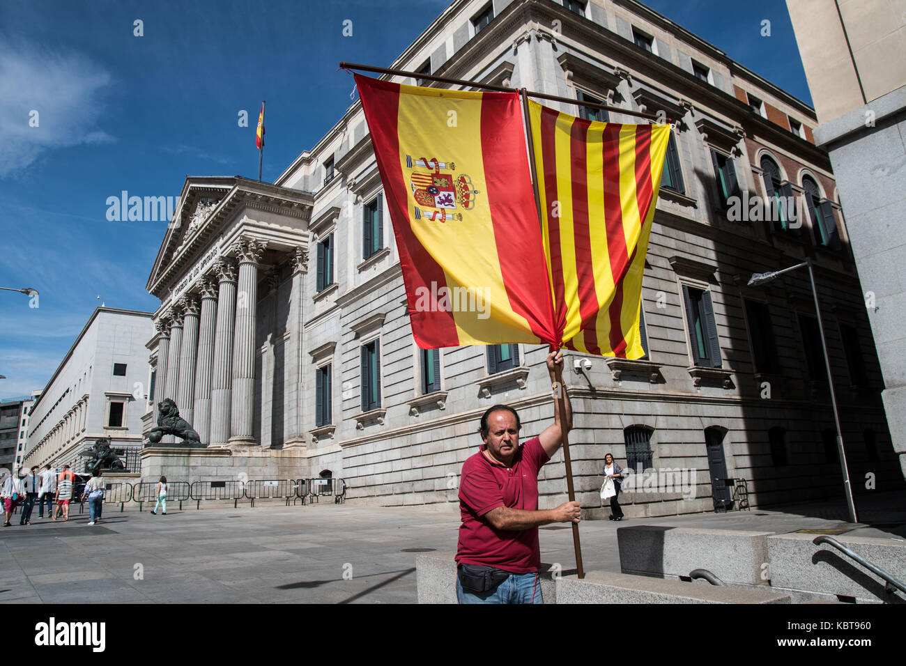 Madrid, Spagna. 1 ottobre 2017. Un uomo porta davanti al Congresso dei deputati una bandiera spagnola e una bandiera catalana che chiedono l'unità della Spagna. Madrid, Spagna. Credit: Marcos del Mazo/Alamy Live News Foto Stock