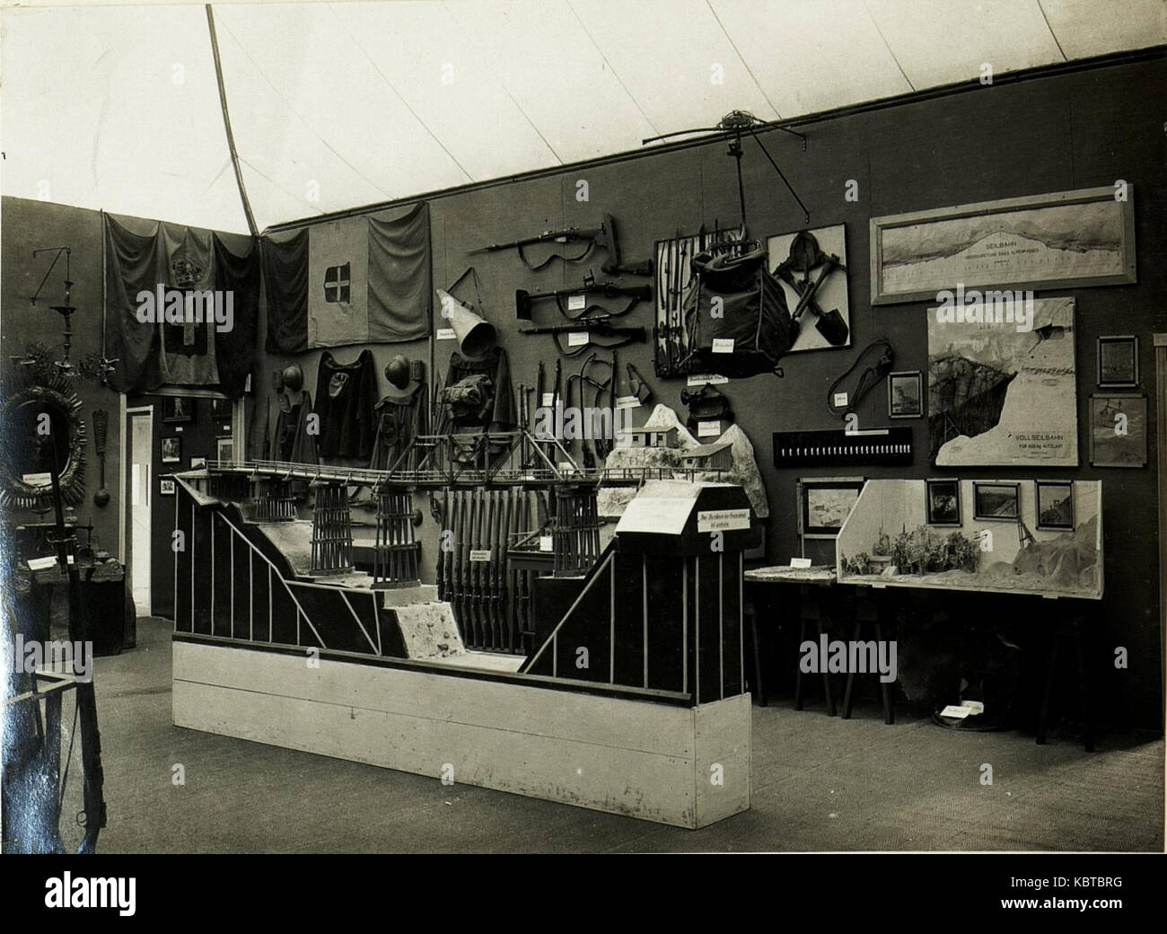 Questa immagine della mostra di guerra del 1917 a Klagenfurt cattura scene di una mostra in tempo di guerra. Fornisce la documentazione visiva dell'impatto della guerra sulla società e sulla vita militare durante la prima guerra mondiale. Foto Stock