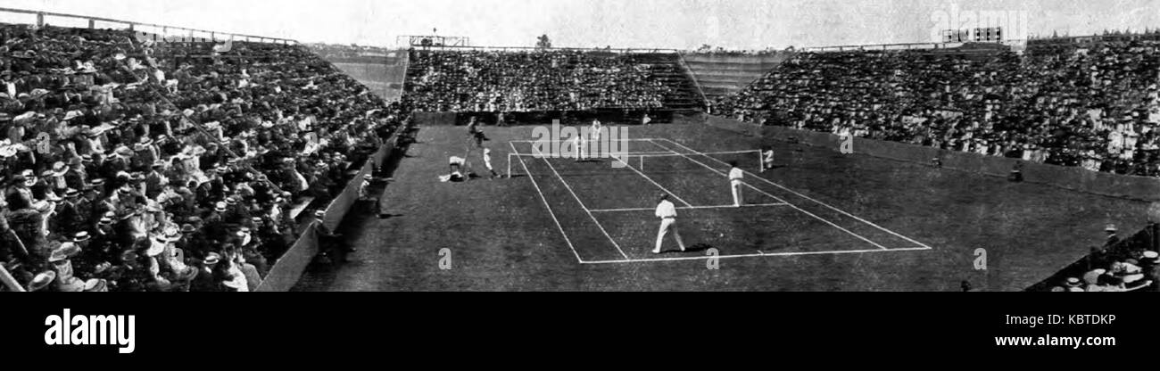 La Coppa Davis 1911 è stata un evento chiave di tennis, dove squadre di diverse nazioni hanno gareggiato in un prestigioso torneo internazionale. Quest'anno, la competizione ha presentato atleti di talento e promosso l'abilità sportiva internazionale nel tennis. Foto Stock