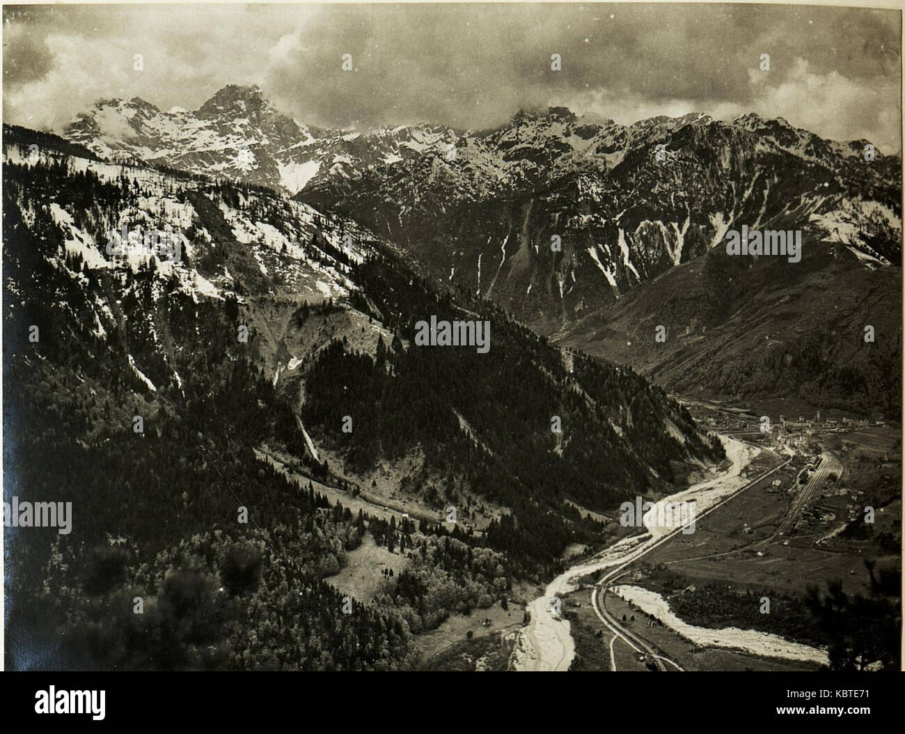Questa immagine cattura l'area dell'anello veneziano e il gruppo Zuc del Boor a Pontebba, mostrando osservatori di artiglieria durante la prima guerra mondiale, in particolare il 9 maggio 1917. Foto Stock