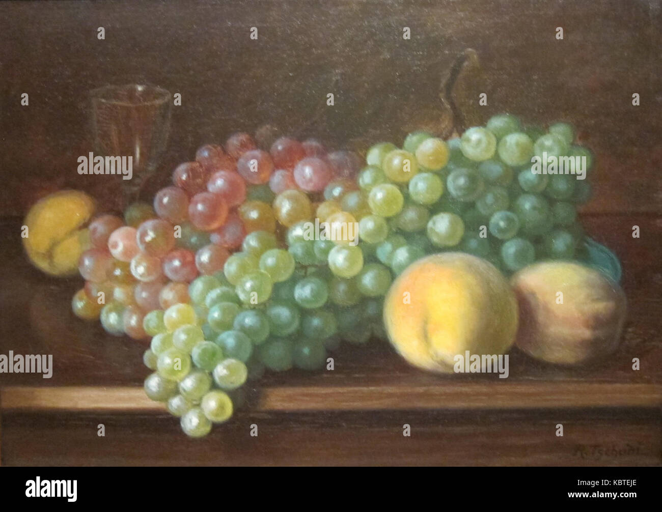 "Pesche e bicchiere di vino", un dipinto di Rudolf Tschudi, mostra la maestria del colore e della forma di Tschudi. Il pezzo cattura la delicata interazione di luce e ombra su frutta e vetro, esemplificando la precisione della natura morta e la sua capacità di evocare esperienze sensoriali. Foto Stock