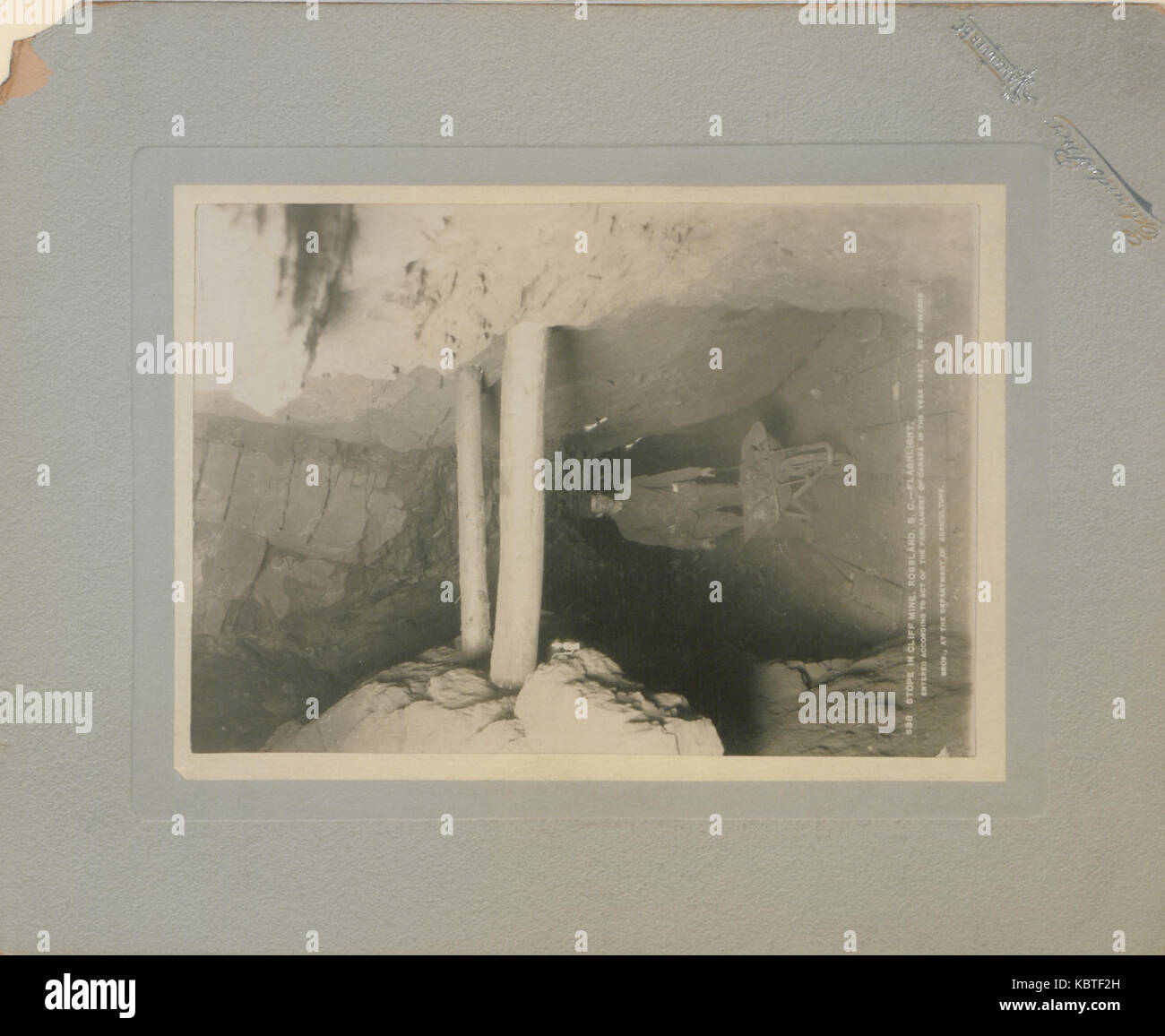 Questa immagine raffigura l'interno della Cliff Mine a Rossland, British Columbia, che mostra un'operazione mineraria. Mette in evidenza l'uso di torce per l'illuminazione nella miniera sotterranea durante l'inizio del XX secolo. Foto Stock