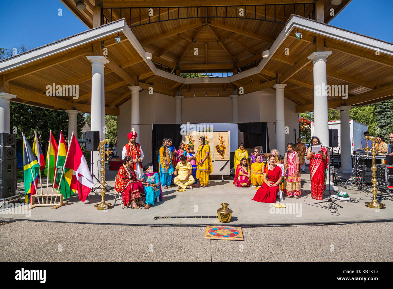 La rievocazione di un indiano colorata cerimonia tenutasi presso la cultura Fest 2017 in Winkler, Manitoba, Canada. Foto Stock
