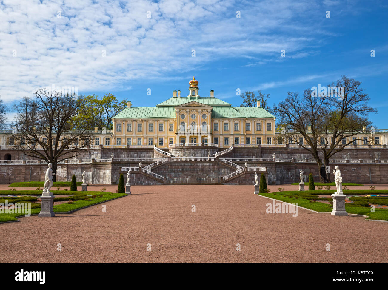 Grand il Palazzo Mensikov dal parco inferiore, oranienbaum, Russia Foto Stock
