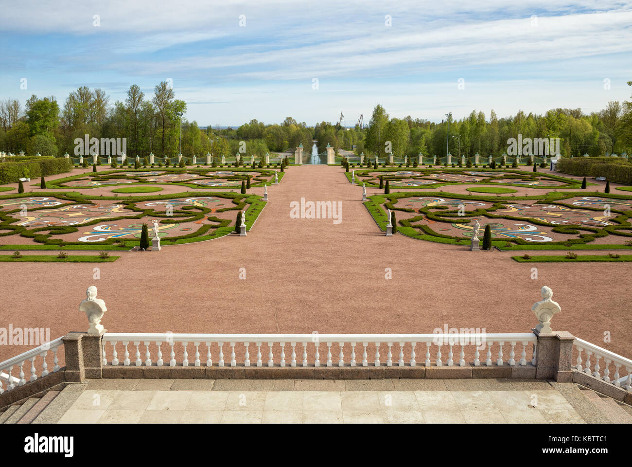 Lomonosov, Russia - 16 maggio 2015: simmetricamente progettato parco, giardino inferiore, il palazzo ed il parco ensemble di Oranienbaum Foto Stock