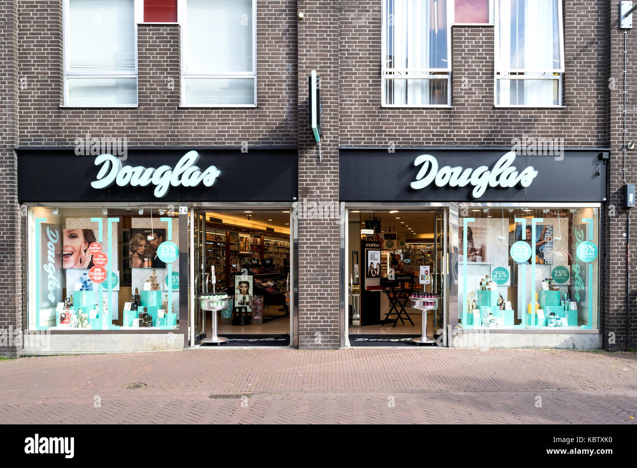 Douglas filiale a Gouda, Paesi Bassi. Douglas è un tedesco di profumi e cosmetici dettagliante e ha più di 1.700 negozi e punti vendita in franchising. Foto Stock