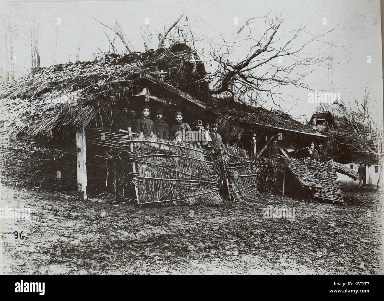 Un'immagine che raffigura la posizione di artiglieria della batteria austro-ungarica durante la prima guerra mondiale, mostrando equipaggiamento militare e strategia sul campo di battaglia. Foto Stock