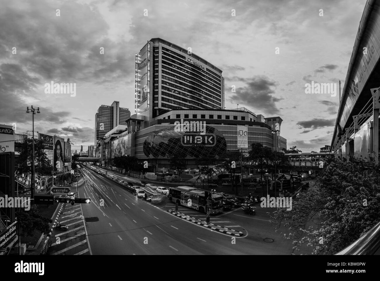 Bangkok, Tailandia - 11 settembre 2015 : paesaggio di mbk di shopping mall in bianco e nero theme.questo posto è molto famoso centro commerciale a livello centrale o Foto Stock
