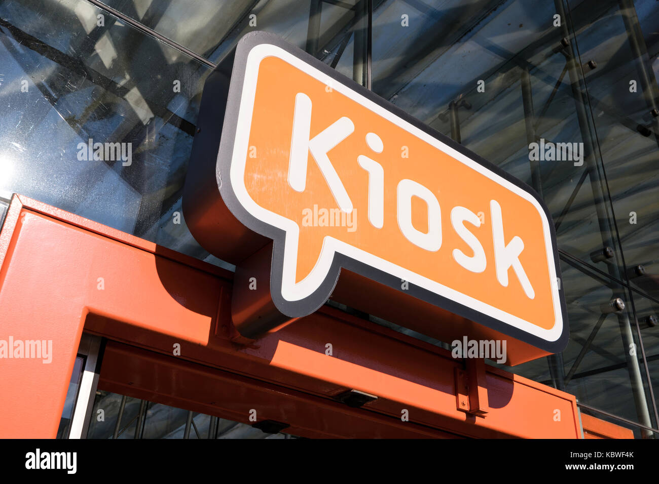 Segno kiosk in filiali. kiosk è un concetto con un assortimento completo di prodotti alimentari e delle bevande e qualcosa da fare per il viaggio in olandese stazioni ferroviarie Foto Stock