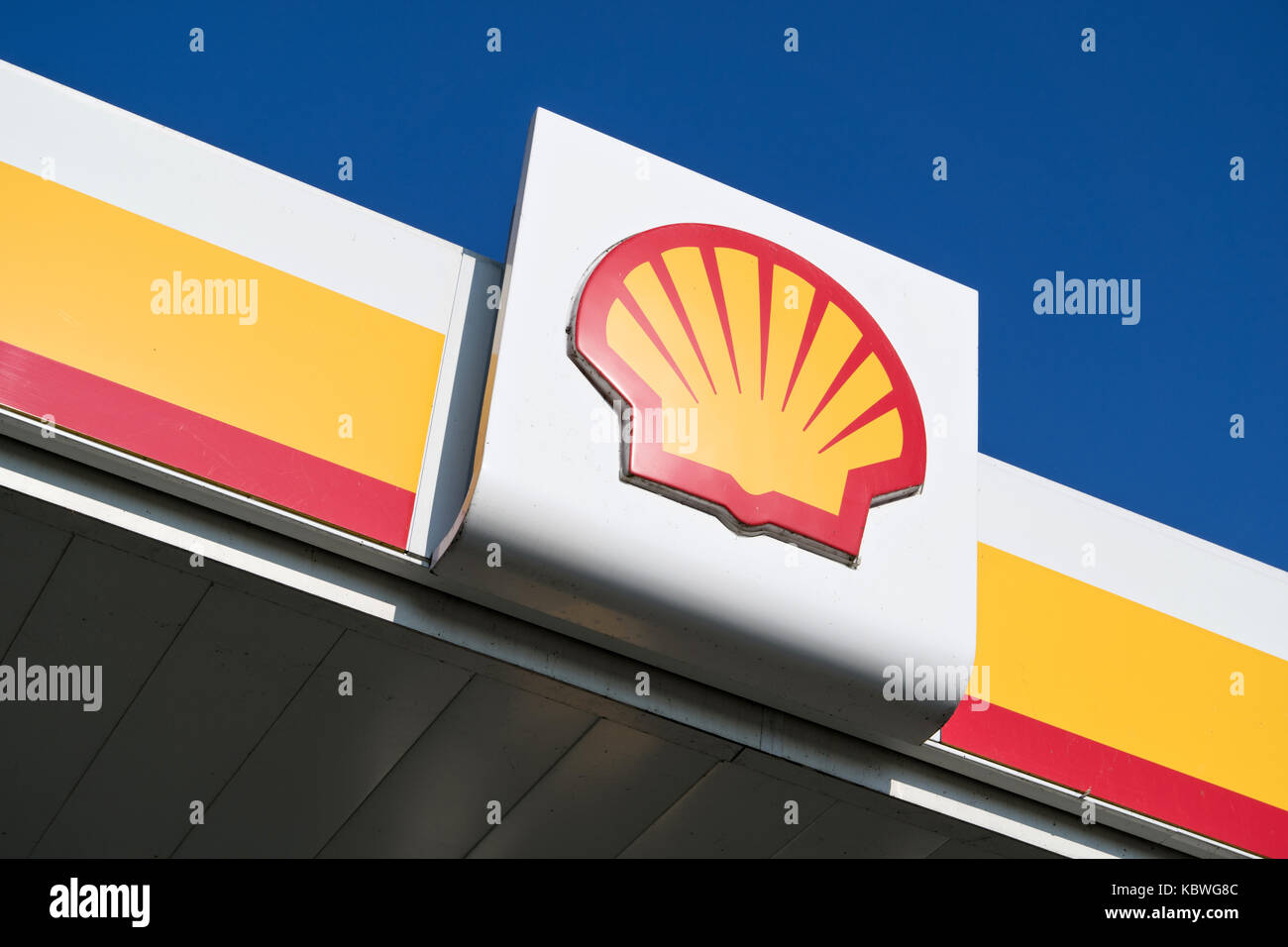 Segno di shell contro il cielo blu. shell è un anglo-olandese multinazionale del settore petrolifero e gas company con sede nei Paesi Bassi e incorporati nel Regno Unito. Foto Stock