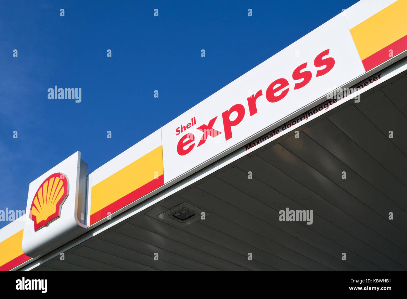 Segno di Shell contro il cielo blu. Shell è una multinazionale anglo-olandese di petrolio e di gas company con sede nei Paesi Bassi e incorporati nel Regno Unito. Foto Stock