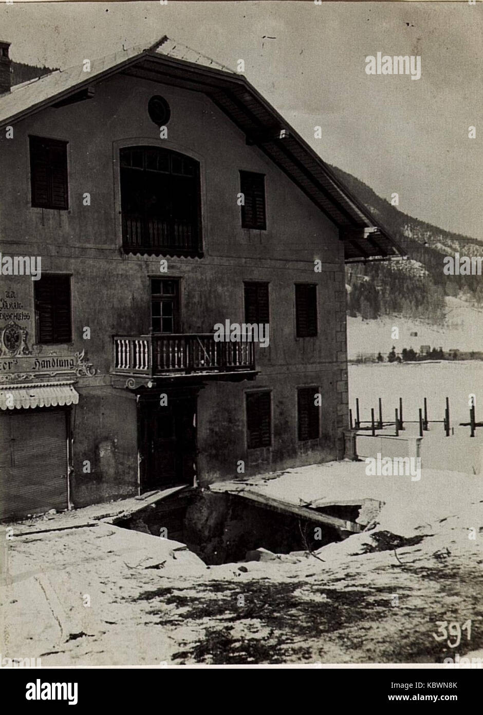 Questa immagine storica raffigura uno sciopero di conchiglie di 28 cm in una casa a Moos, datata 5 febbraio 1916. La foto evidenzia la distruzione causata dall'artiglieria durante la prima guerra mondiale Foto Stock