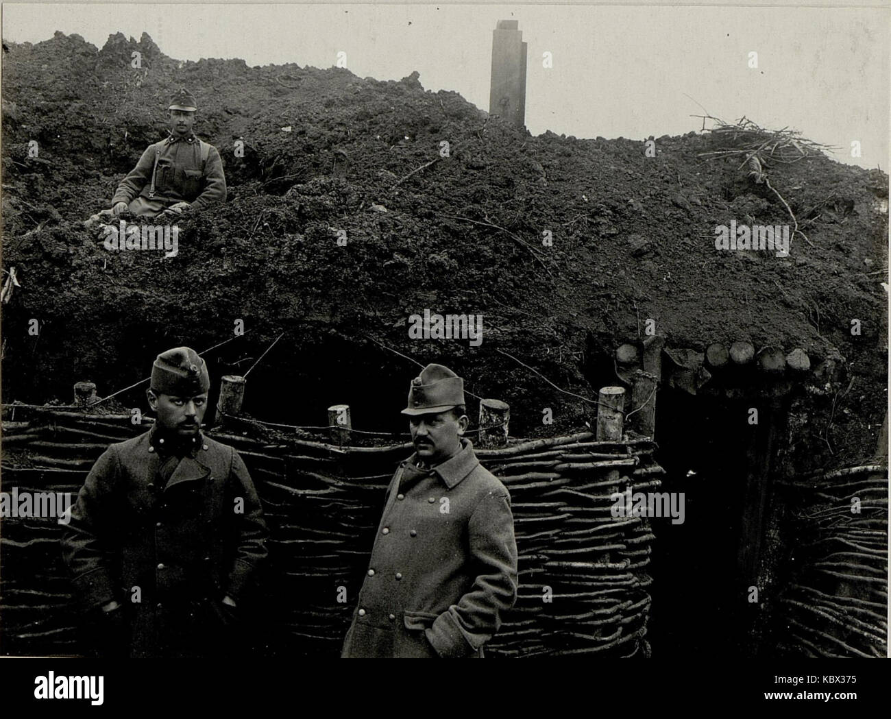 Questa immagine cattura il momento in cui un pesante proiettile russo colpisce la posizione di rifugio di un comandante di treno, registrato il 26 marzo 1916. E' una vivida documentazione dell'intensa guerra durante la prima guerra mondiale Foto Stock