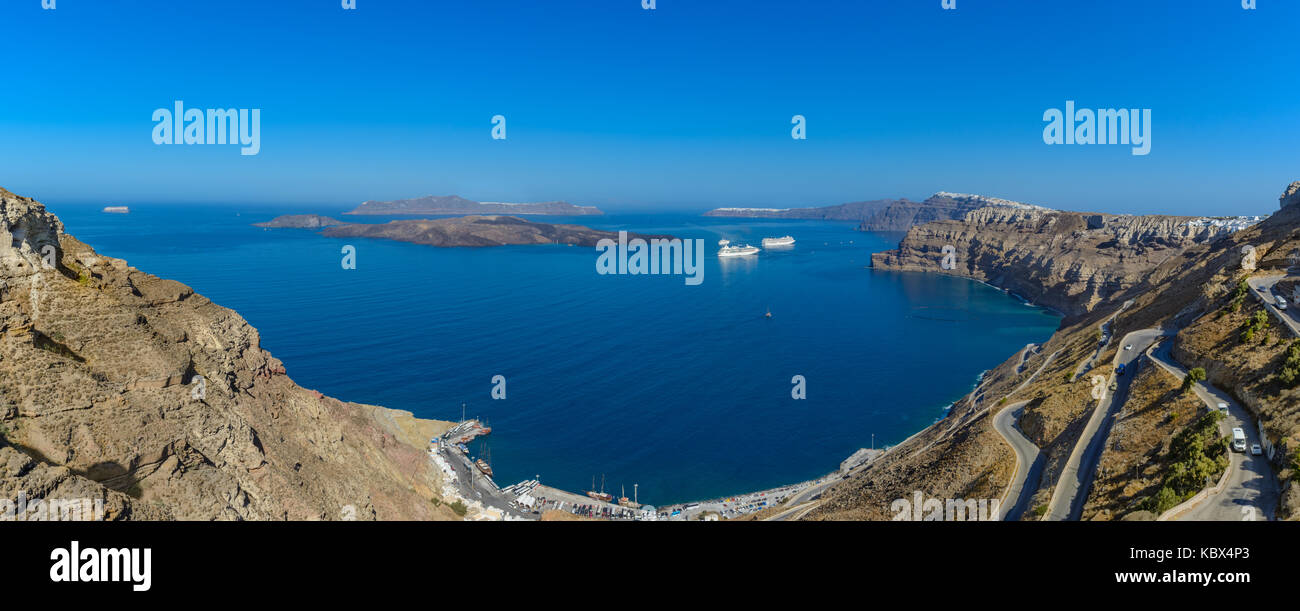 Vista panoramica di santorini, a Thira, Grecia, sulla caldera, il mare Egeo. Foto Stock