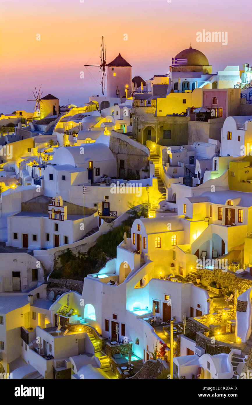 Vista aerea della cittadina di Oia - Santorini Island, Grecia al tramonto. tradizionali e famose case bianche e chiese con le cupole blu sulla caldera, aege Foto Stock