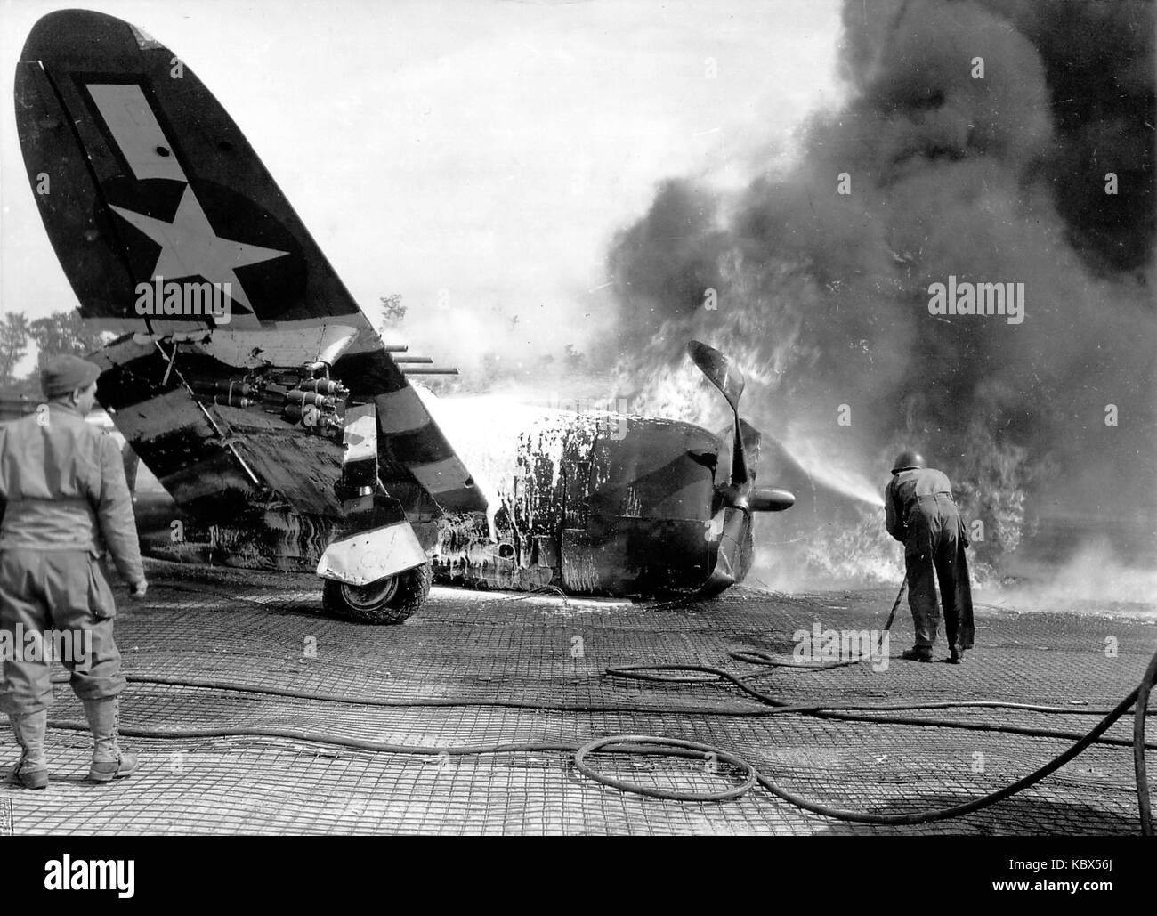 Repubblica p-47 Thunderbolt . aereo in fiamme dopo l'atterraggio su una portaerei durante la seconda guerra mondiale Foto Stock