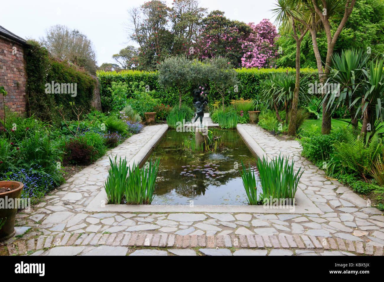 Piscina ornamentali e la pavimentazione nel giardino all'italiana a Heligan, Cornwall, Regno Unito Foto Stock