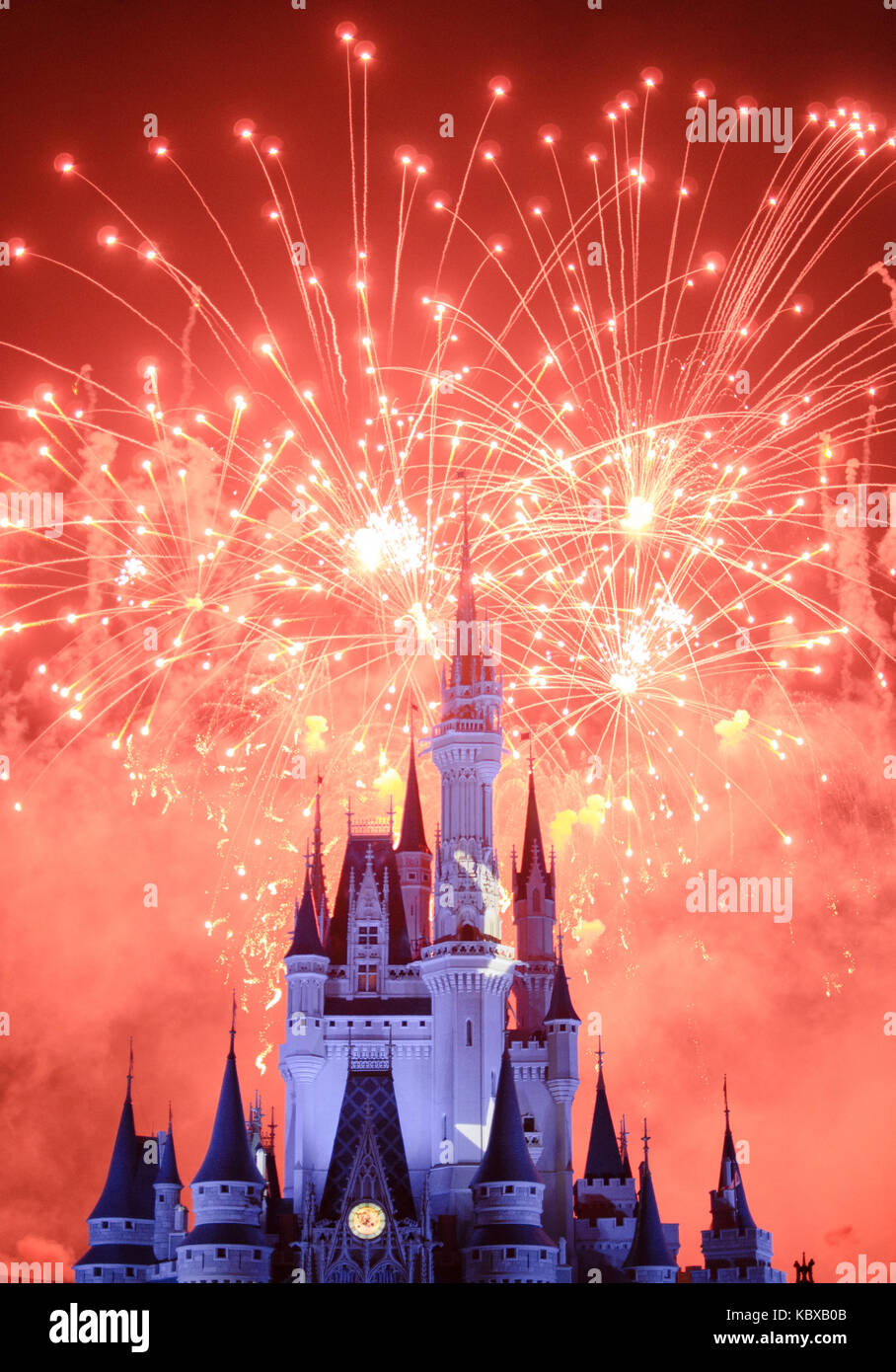 Il castello di Cinderellas durante il notturno spettacolo di fuochi d'artificio a Walt Disney World in Orlando Florida. Foto Stock