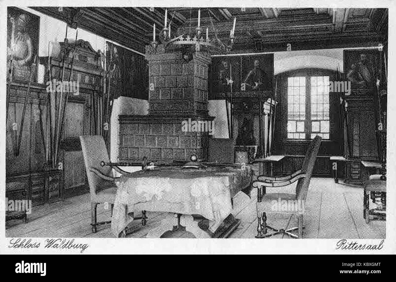 Il Felle Waldburg Rittersaal è una sala storica del castello di Waldburg, utilizzata per cerimonie e riunioni. L'architettura della sala è notevole per il suo design medievale e il suo significato culturale. Foto Stock