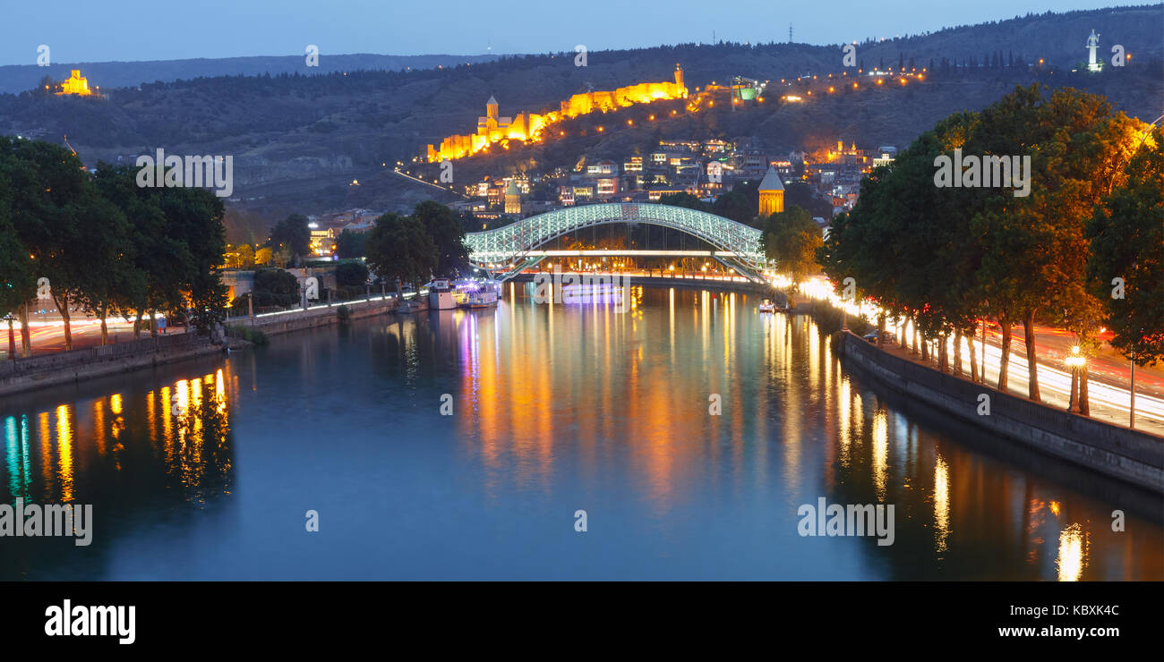 Di narikala e ponte di pace, Tbilisi, Georgia Foto Stock