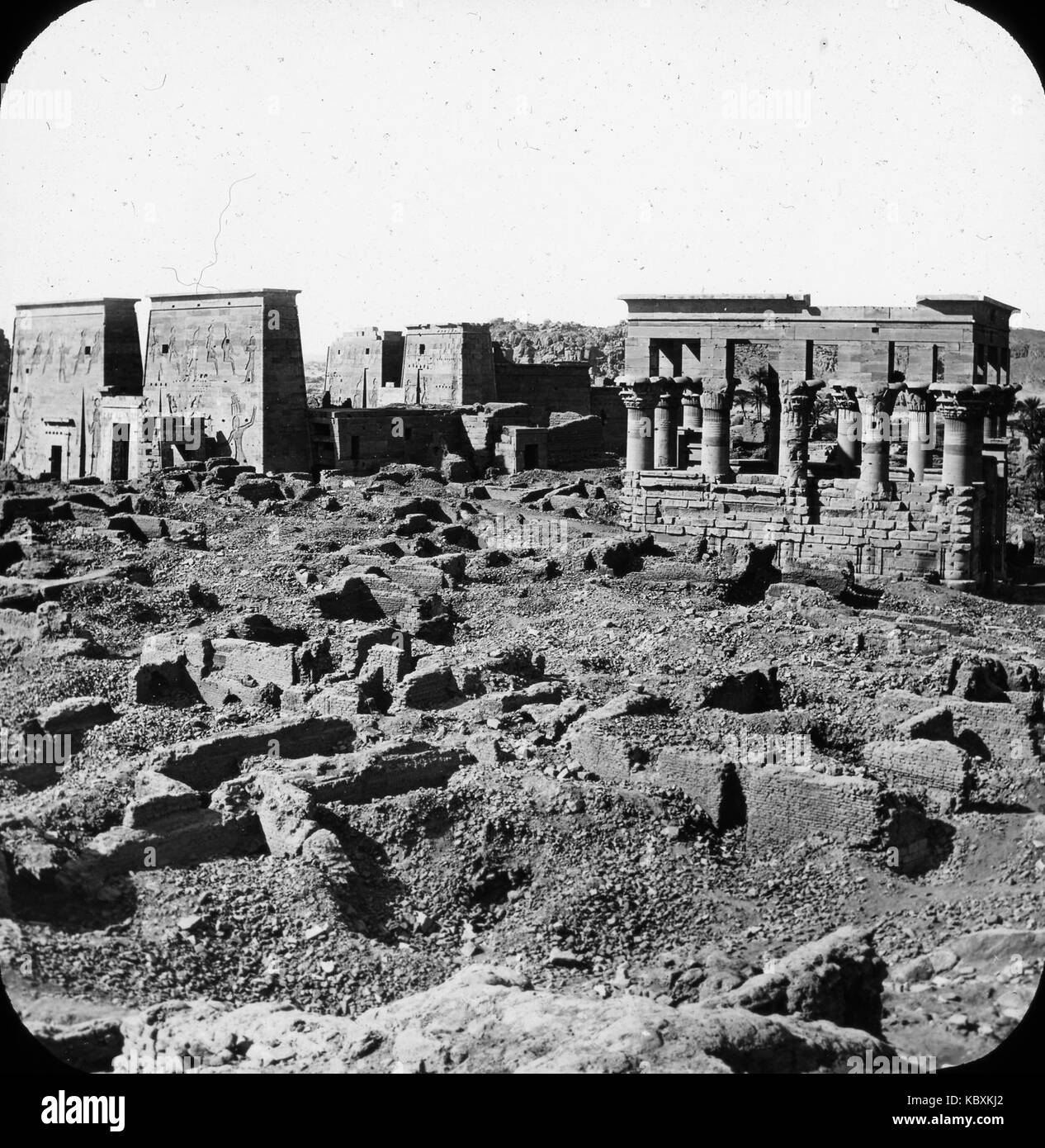 L'immagine cattura una vista dettagliata del Tempio di file in Egitto, noto per il suo significato storico e architettonico, in particolare in relazione all'antica religione e cultura egizia. Foto Stock