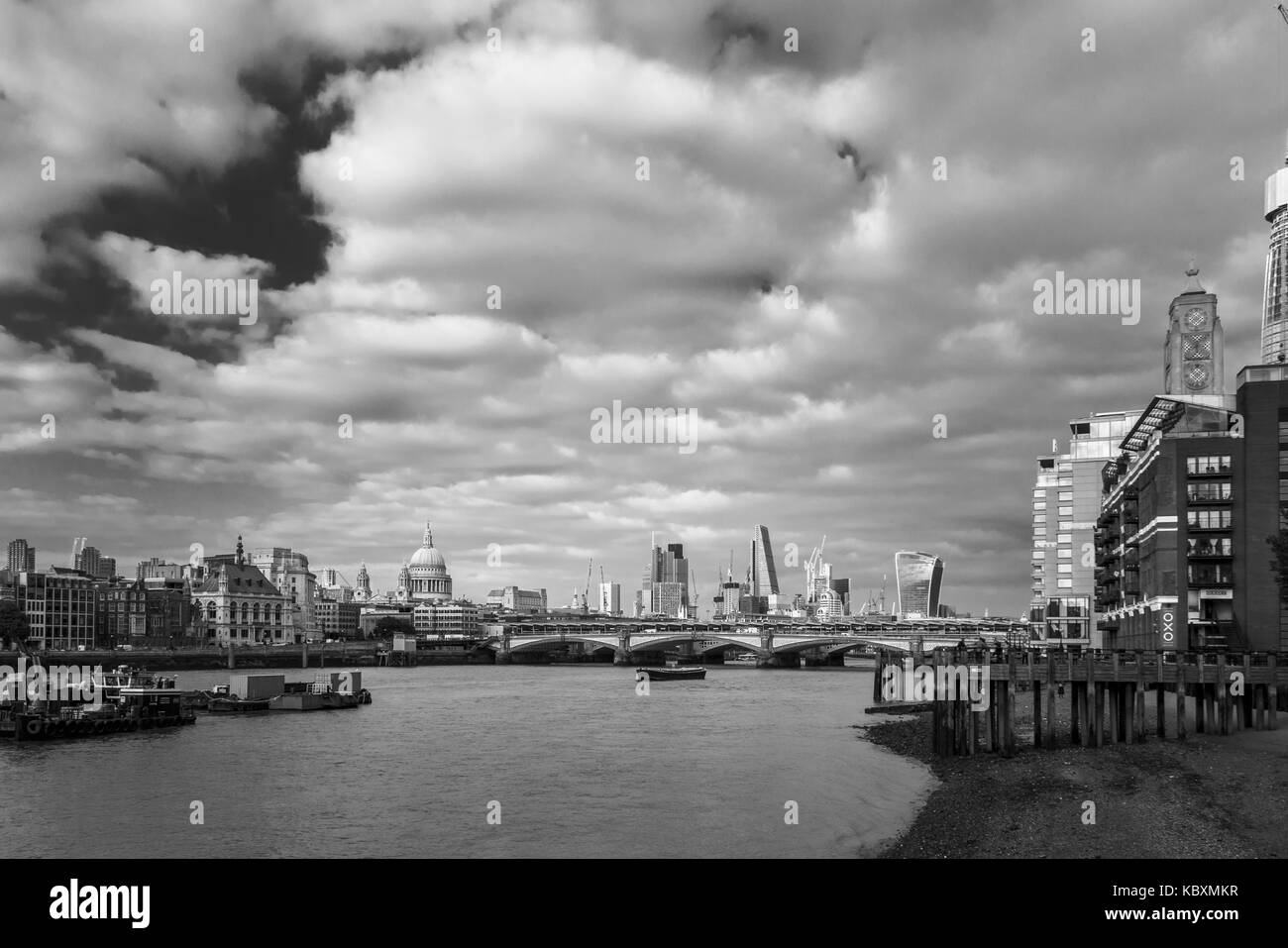 Vista panoramica, City of London financial district skyline, Blackfriars Bridge, OXO Tower, la Cattedrale di St Paul, e moderno grattacielo iconico di edifici alti Foto Stock